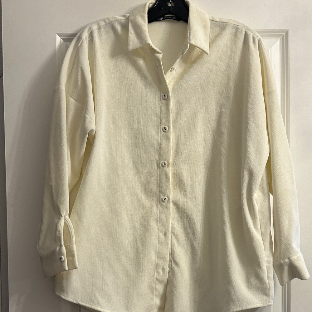Zara Cream Casual Button Down Shirt with side pockets size extra small to medium